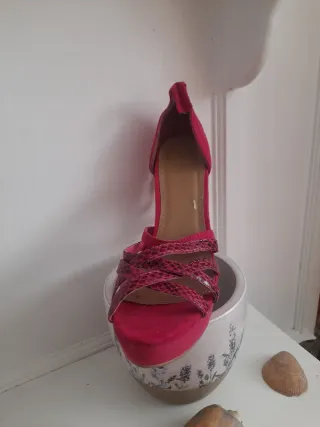 Zapatos de tacón rosa y rojo