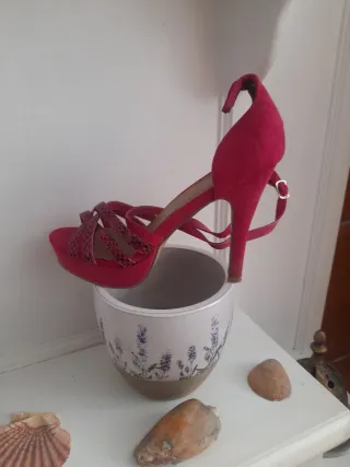 Zapatos de tacón rosa y rojo