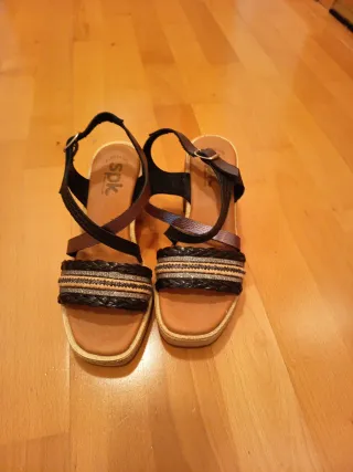 Sandalias de cuña SPK mujer negras y doradas