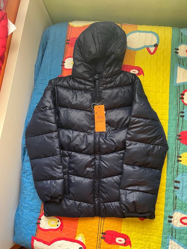 Abrigo acolchado azul marino para niño