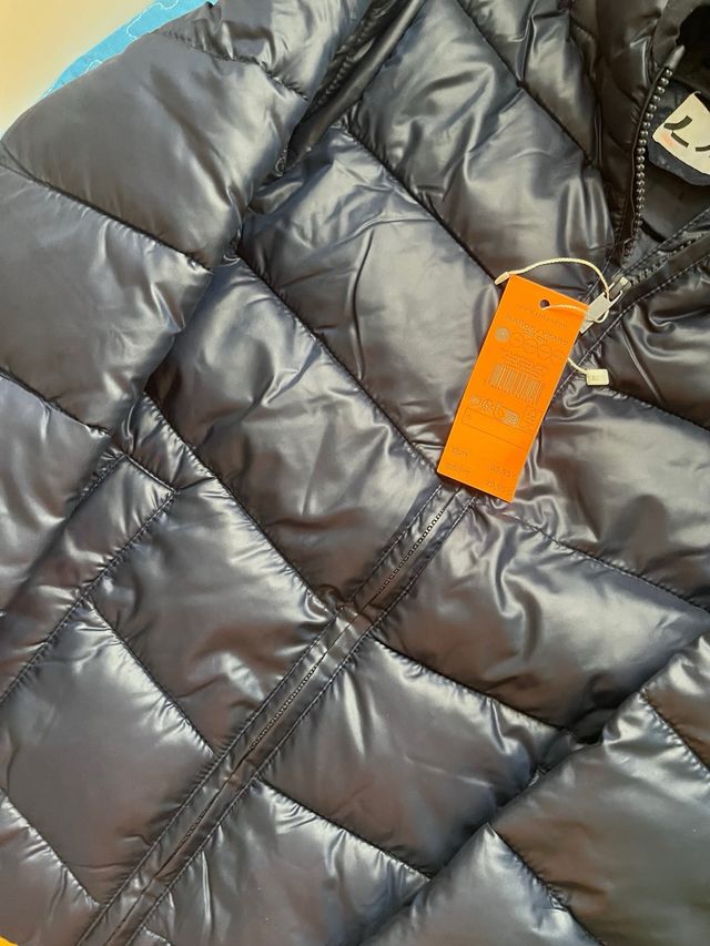 Abrigo acolchado azul marino para niño