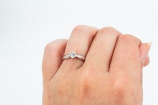 Anillo De Oro Blanco De 18K.. Ref: 053-01-00348