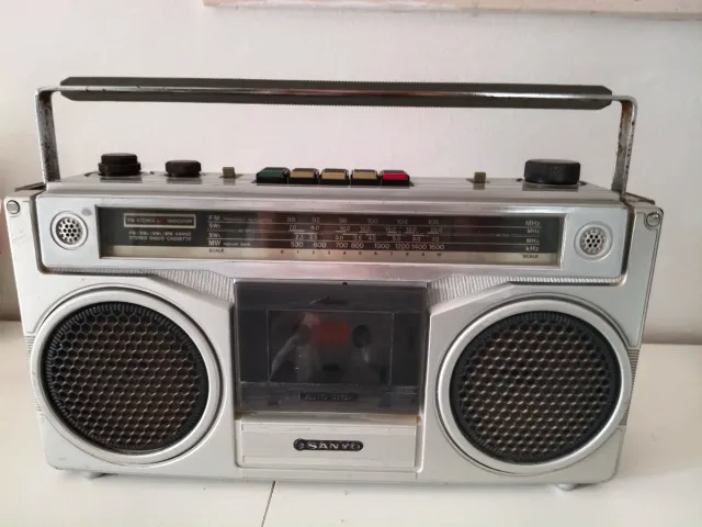 Radio Cassette Sanyo Vintage Plata
