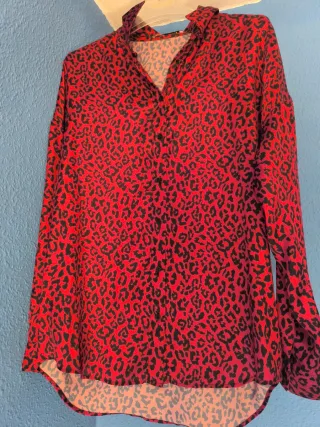 Camisa elegante leopardo rojo y negro