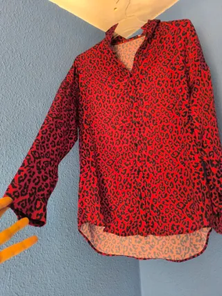 Camisa elegante leopardo rojo y negro
