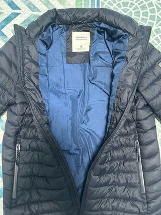 Chaqueta juvenil negra y con forro azul interior