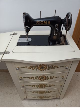 Máquina de coser Sigma antigua con mueble