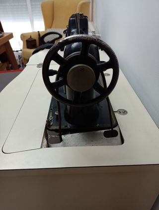 Máquina de coser Sigma antigua con mueble