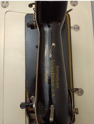 Máquina de coser Sigma antigua con mueble