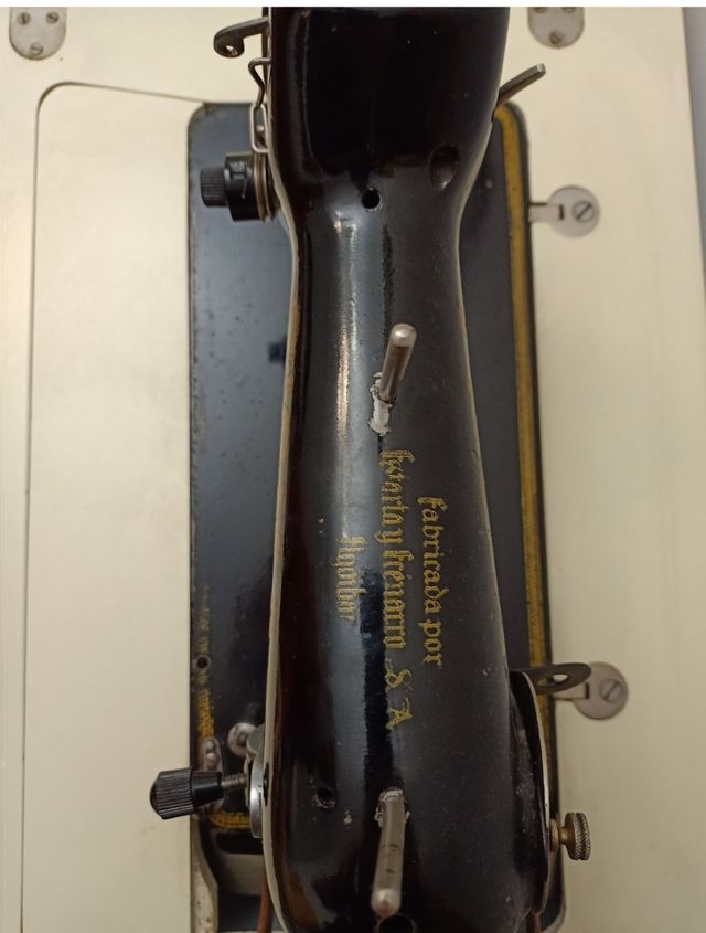 Máquina de coser Sigma antigua con mueble