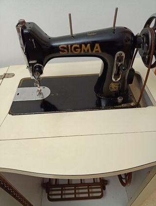 Máquina de coser Sigma antigua con mueble