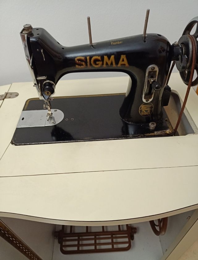 Máquina de coser Sigma antigua con mueble