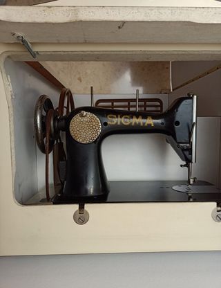Máquina de coser Sigma antigua con mueble