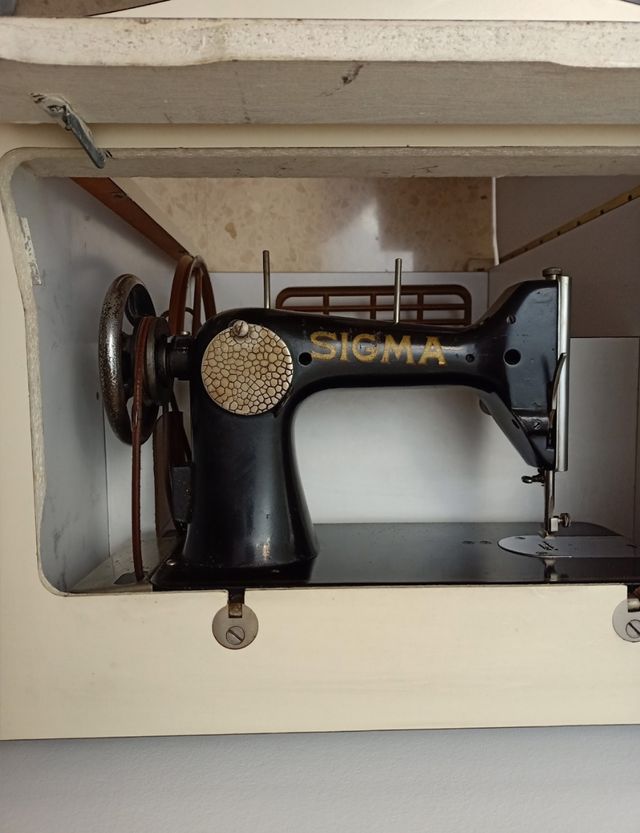 Máquina de coser Sigma antigua con mueble