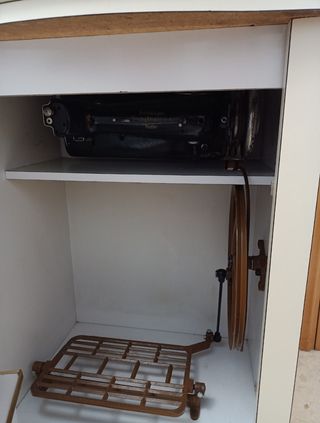 Máquina de coser Sigma antigua con mueble