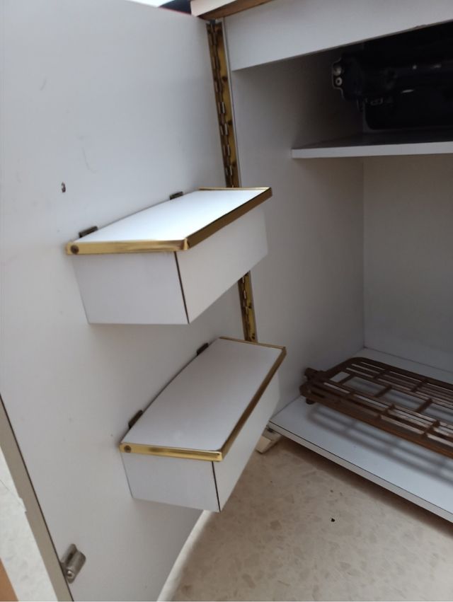 Máquina de coser Sigma antigua con mueble