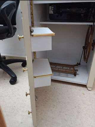 Máquina de coser Sigma antigua con mueble