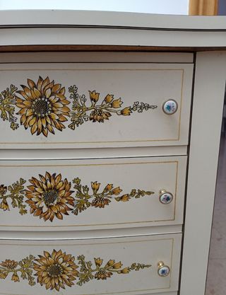 Máquina de coser Sigma antigua con mueble