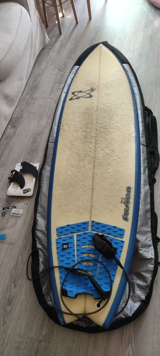 Tabla de surf Fusion con quillas y leash