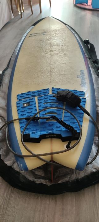 Tabla de surf Fusion con quillas y leash