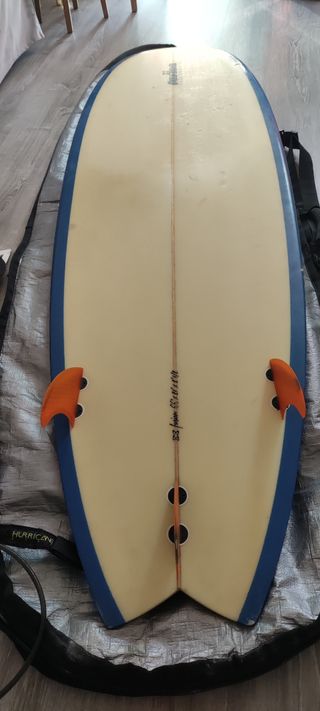Tabla de surf Fusion con quillas y leash