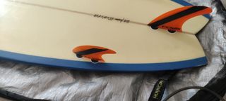 Tabla de surf Fusion con quillas y leash