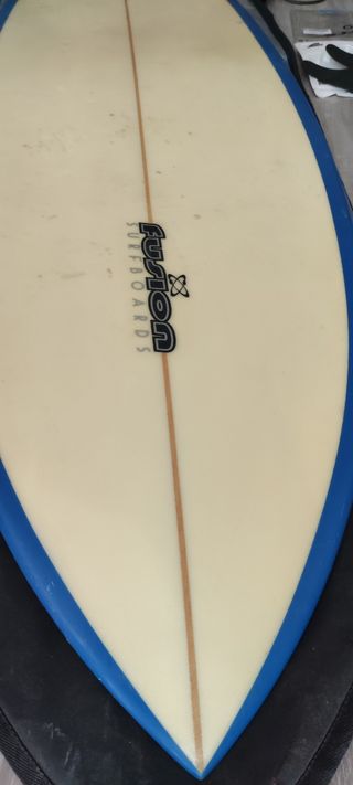 Tabla de surf Fusion con quillas y leash