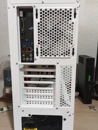 PC Gaming I5 8600k GTX 1650 Blanca
