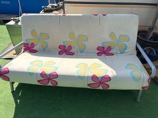 Sofá cama floral tela y metal