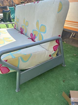 Sofá cama floral tela y metal