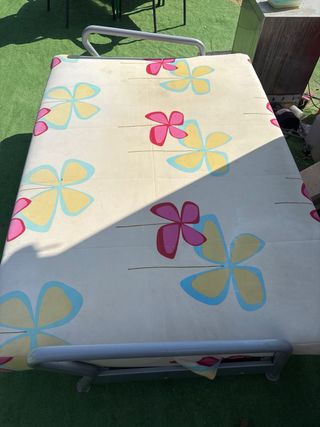 Sofá cama floral tela y metal