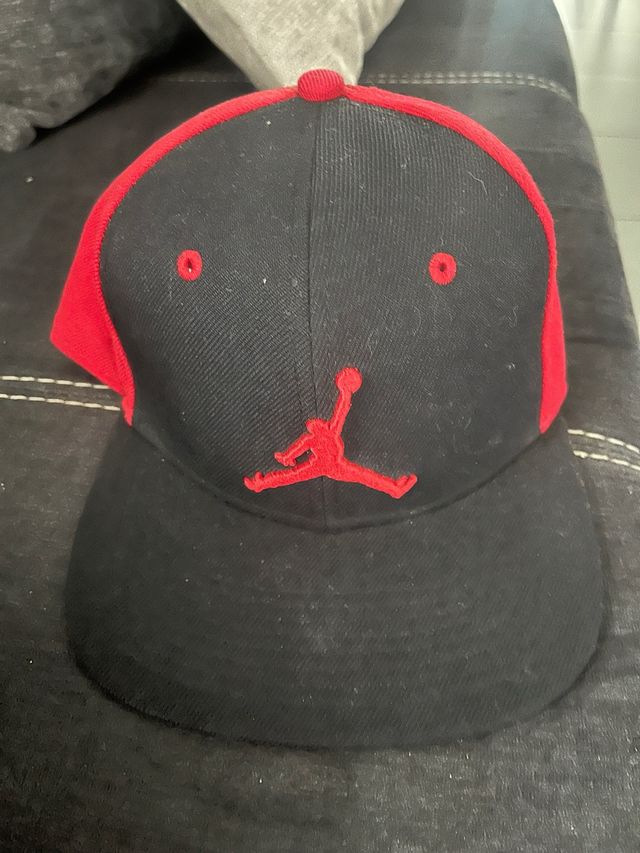 Gorra Jordan Negra y Roja