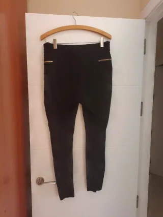 Pantalón negro cremalleras doradas talla XXL.