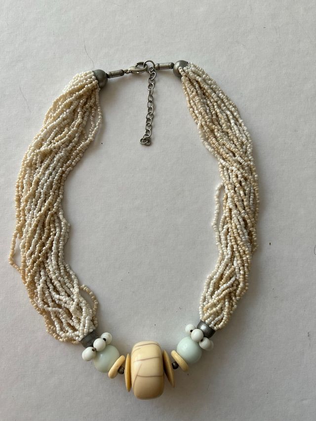Collar vintage de cuentas beige y blanco
