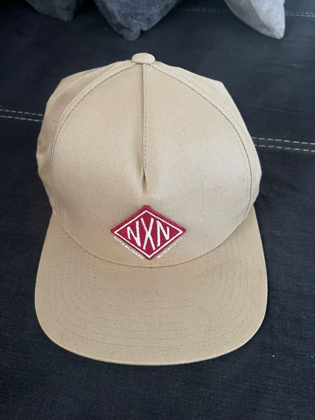 Gorra Nixon Beige