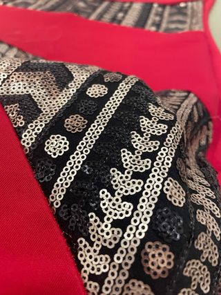 Vestido de fiesta rojo con lentejuelas