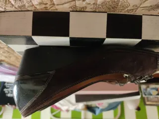 Zapatos charol y ante marrones con cuña marca Geox