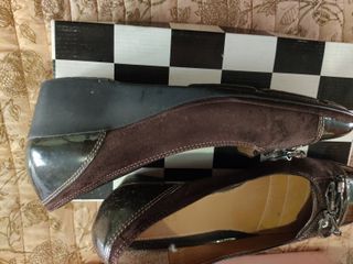 Zapatos charol y ante marrones con cuña marca Geox