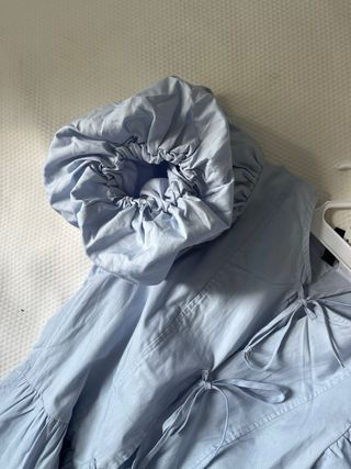 Vestido azul entretiempo con lazos