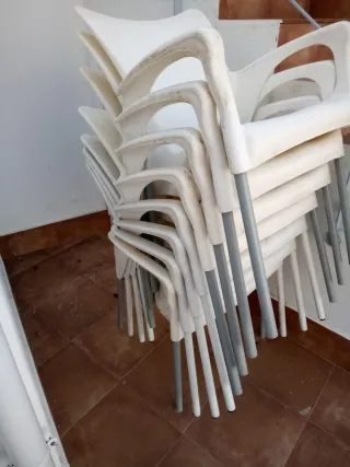 8 Sillas de plástico 5 euros cada una