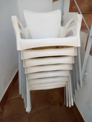 8 Sillas de plástico 5 euros cada una