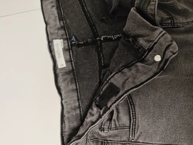 Conjunto jersey gris y vaqueros