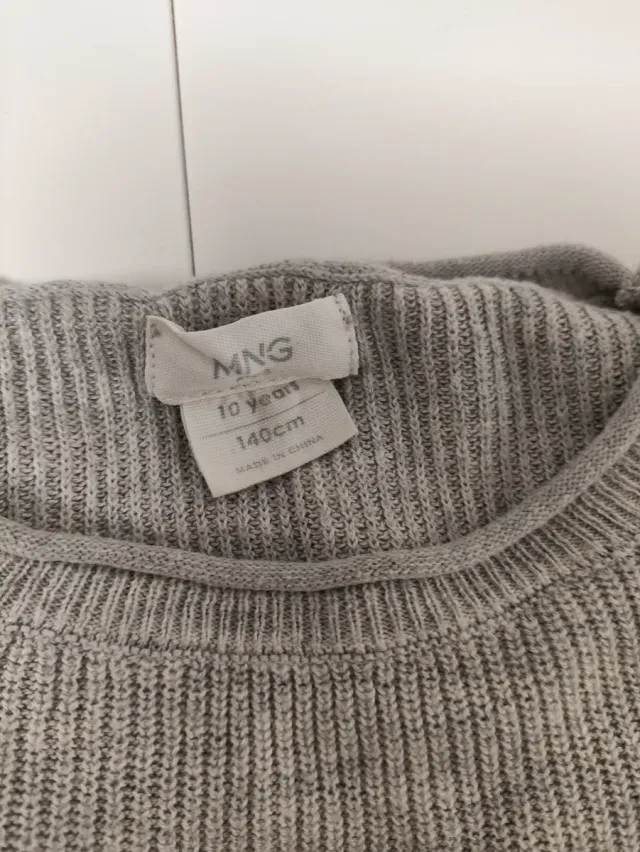 Conjunto jersey gris y vaqueros