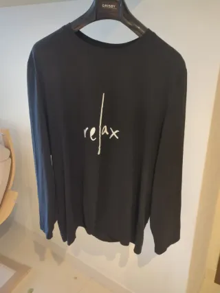 Camiseta negra larga fina logo "Relax"