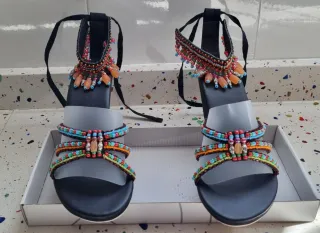 Sandalias de mujer con abalorios