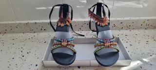 Sandalias de mujer con abalorios
