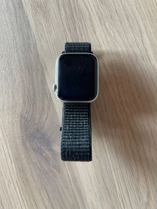 Apple Watch con correa deportiva negra