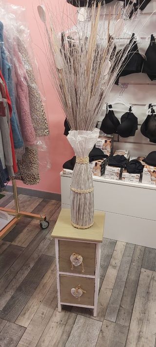 Mesita auxiliar de madera y papel