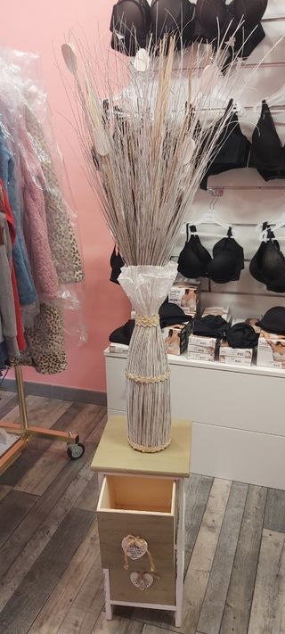 Mesita auxiliar de madera y papel
