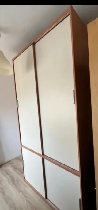 Armario grande de madera